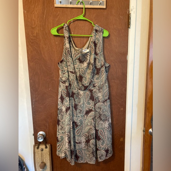 Dresses & Skirts - Cute paisley dress
